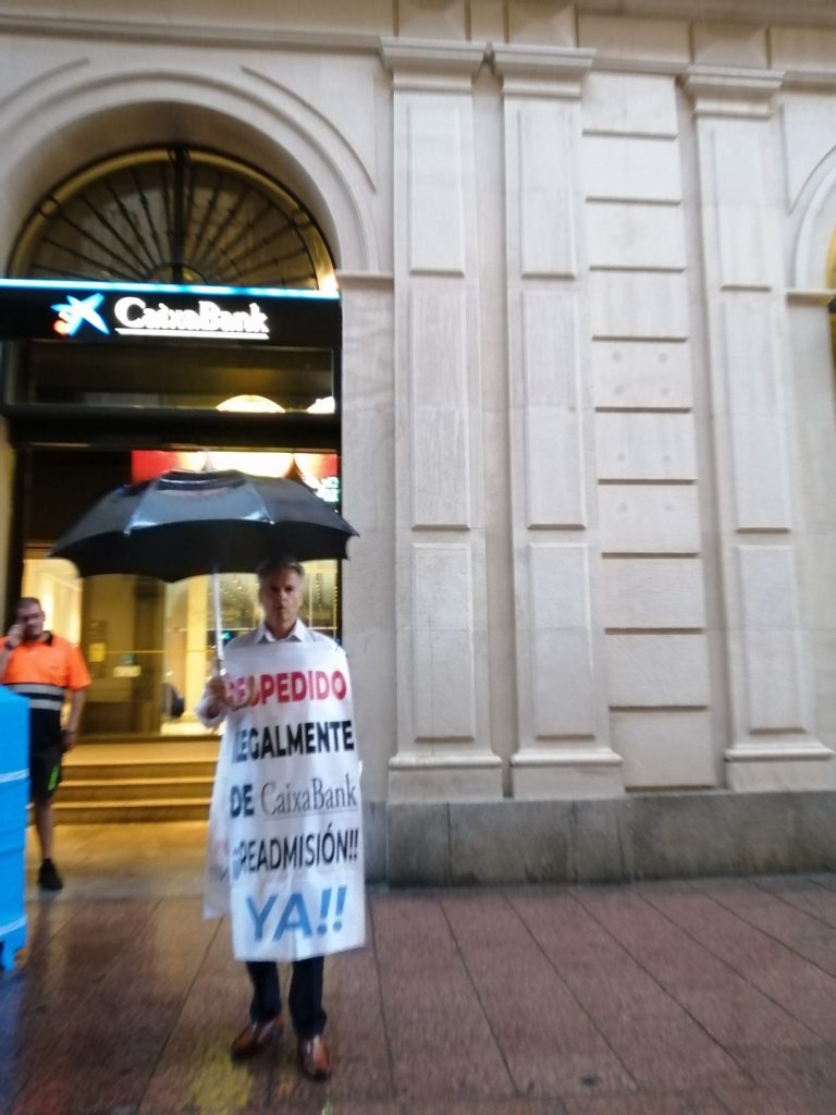 Celso a las puertas de la oficina de la calle Sierpes